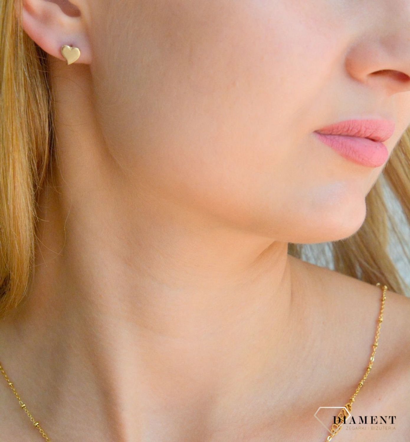 Złote kolczyki damskie 375 serduszka gładkie z cyrkoniami po boku wkrętki KL 5639A 375 (2).jpg